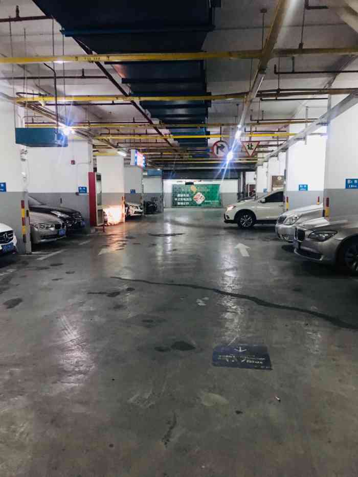 华盛大厦·停车场-"寸土寸金的人民广场地区,12元一,.