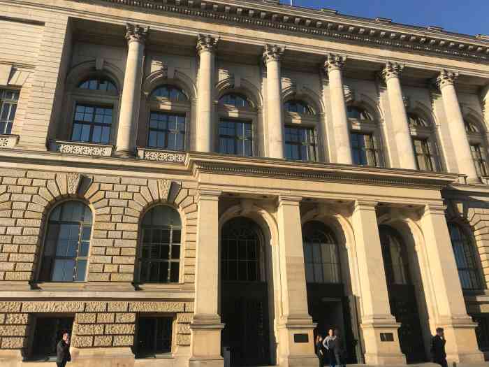 马丁葛罗比乌斯博物馆-"der gropius bau ist ."