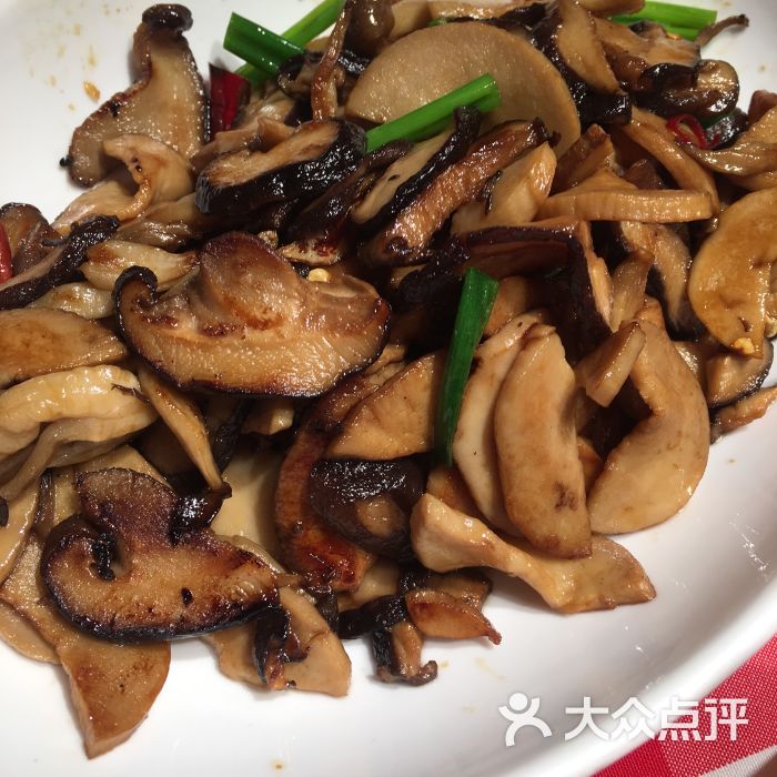 橄榄油炒三种蘑菇