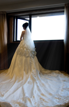 新娘子背影的镜头婚庆摄影师应该把握住 在 婚庆摄影师拍摄新娘子出嫁