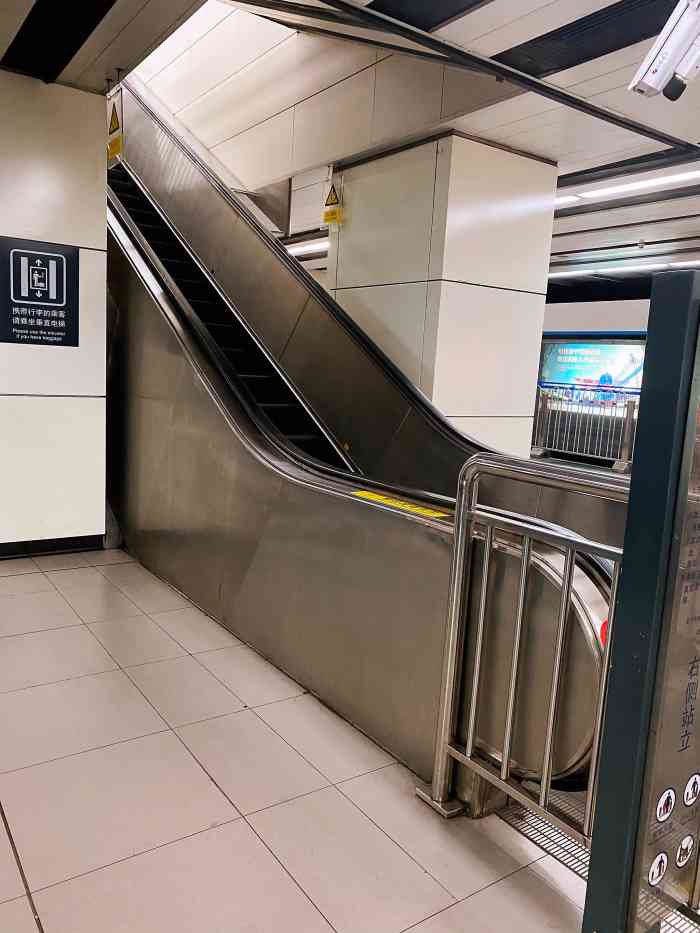安贞门(地铁站)-"安贞门地铁站位于安立路和北土城路交叉路口.