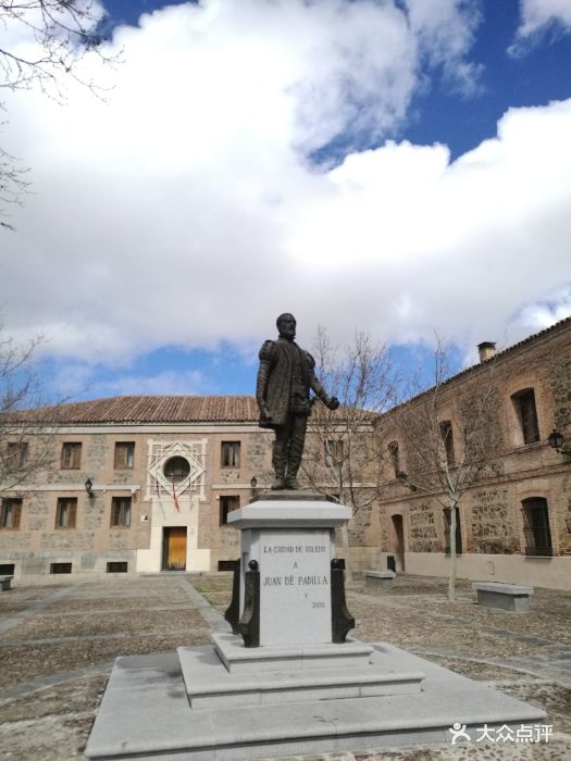 随团去了西班牙,游览了中古世纪的古城托莱.