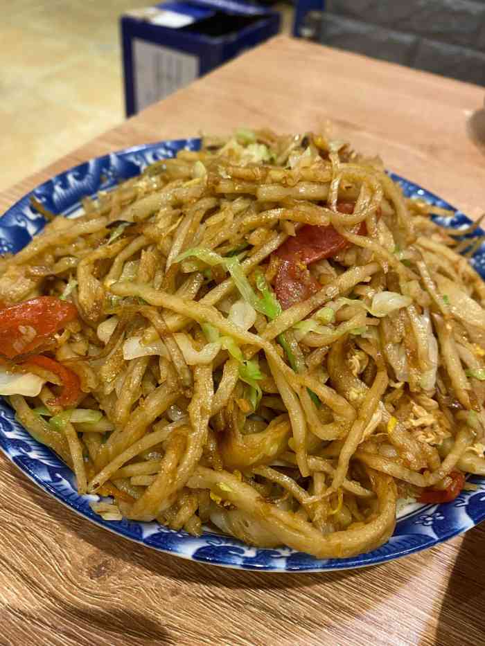 「鸡蛋腊肠炒饼」特色应该是大肠炒饼,可是我和小伙伴都不吃内脏