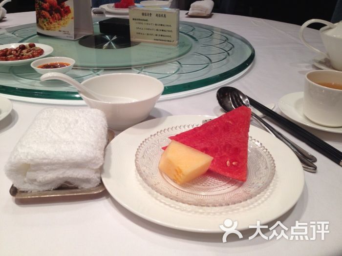 婚宴整桌海鲜菜品照片_婚宴大厅的装修效果图_海逸海鲜婚宴(3)