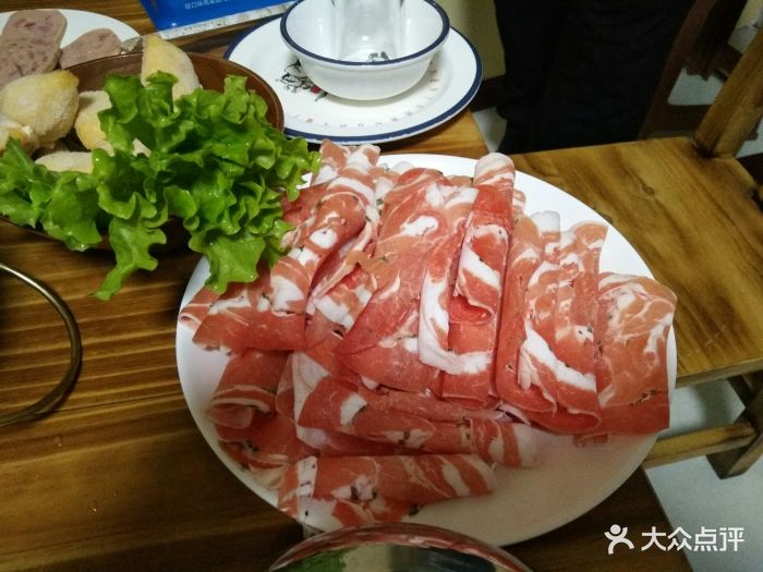 北京老胡同铜锅涮肉沙葱羊肉图片
