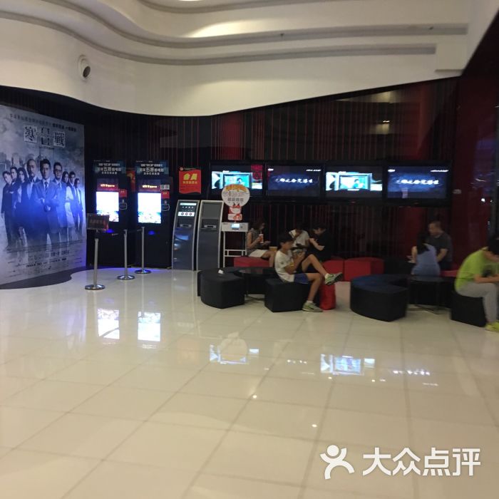 地址: 澳门路88号百丽广场3楼(近海信广场) 电话: 0532-66061155 0532-66061160 百丽里面现在基本没有什么人,但是百老汇里面的人倒是不少,国庆中午去看的湄公河大案几乎是最近在青岛看电影时上座率最高的了,5号厅不是很大,效果一般般,网上购票有优惠,没什么事的时候是个不错的选址,进来至少也不至于失望的一家影院。 bc MOMA)是中国大陆第一家艺术影院,于2009年12月底在北京正式开幕。它是现时香港独一无二的电影文化地标百老汇电影中心在国内的第一家艺术影院,由香港安乐电影有限