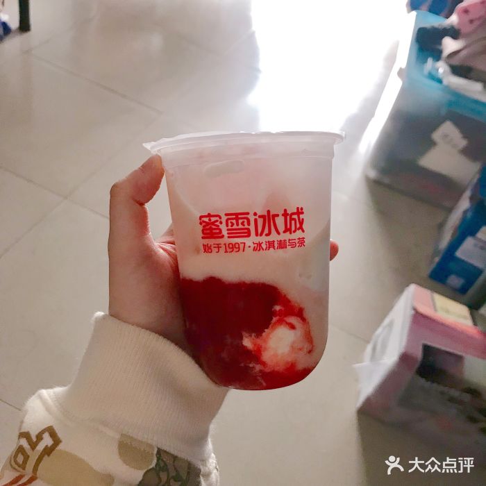 蜜雪冰城摇摇奶昔(草莓味)图片