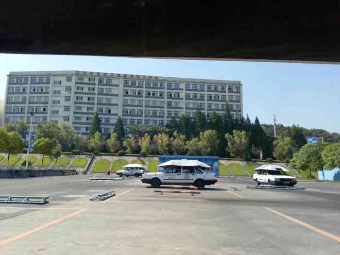 南京交通技师学院-麒麟驾院-"校园非常大,教室很敞亮
