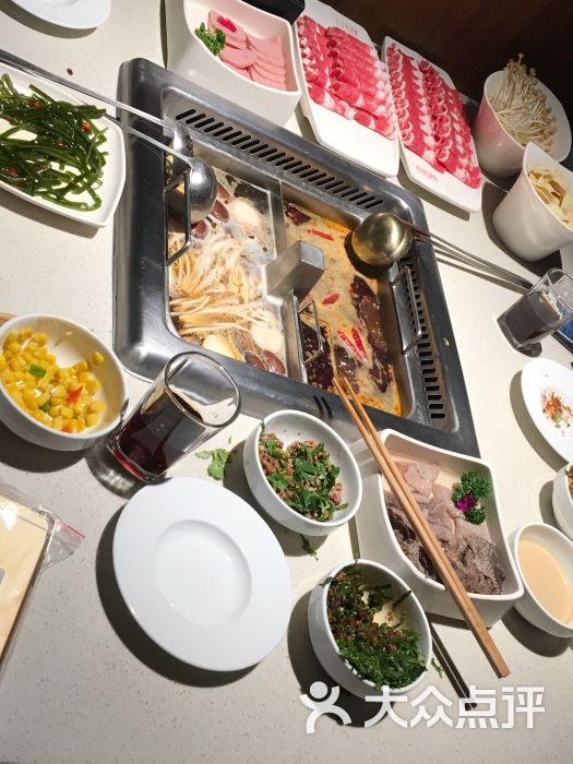 海底捞火锅:海底捞的服务态度是公认的好,去.上