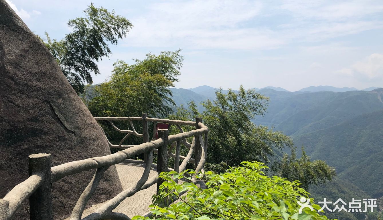 余姚四明山地质公园山路十八弯很考验车技的一个景点