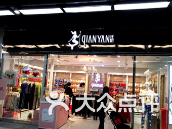 女人在内衣店_女士在内衣店买丁字裤