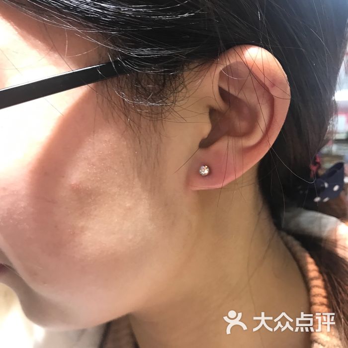喜乐福天然水晶店打耳洞