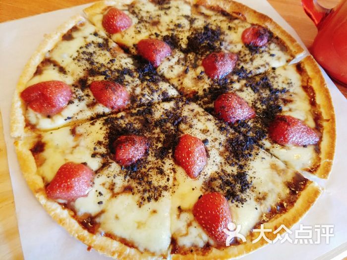 特色草莓巧力披萨