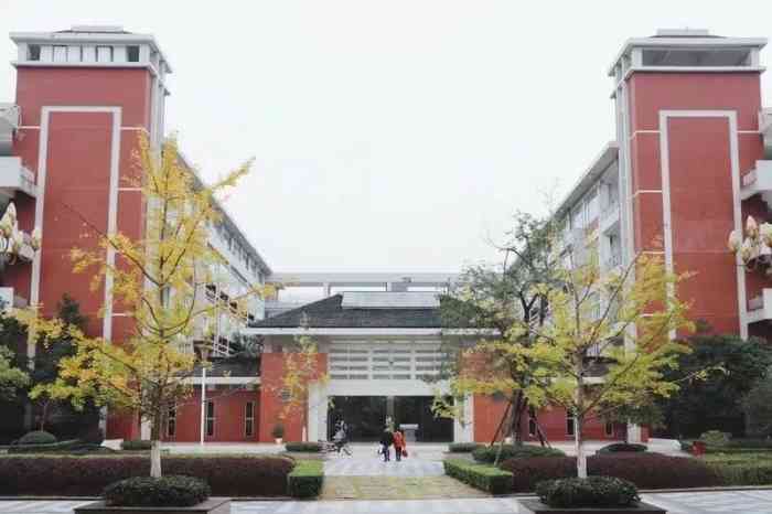 重庆医科大学缙云校区位于重庆市沙坪坝区大学城北侧,具熙街u城天街