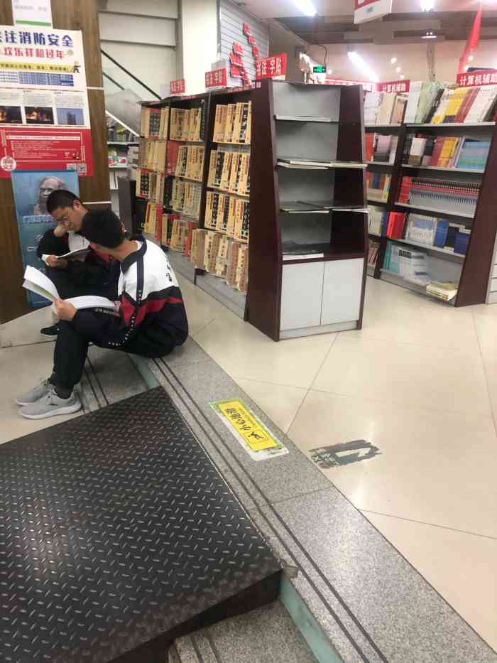 新华书店-"西宁市大十字新华书店,三楼书店管理人员服.