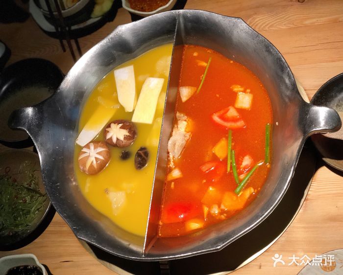 凑凑火锅·茶憩(湖滨银泰in77店)红颜花胶鸡和番茄牛膝骨鸳鸯锅图片