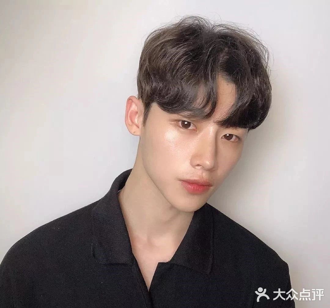 这款发型深受广大人群热爱,尤其是年轻人.