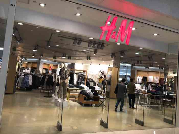 h&m(万象城店"hm万象城店挺大的,有两层,分有男装,女.