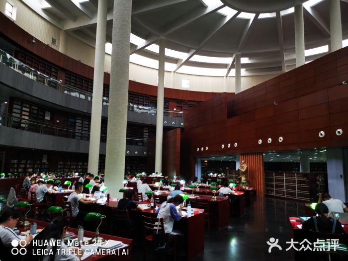 山西大学坞城校区图书馆内景图片