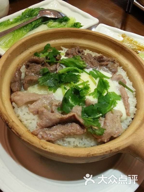 鸳鸯肉片窝蛋煲仔饭