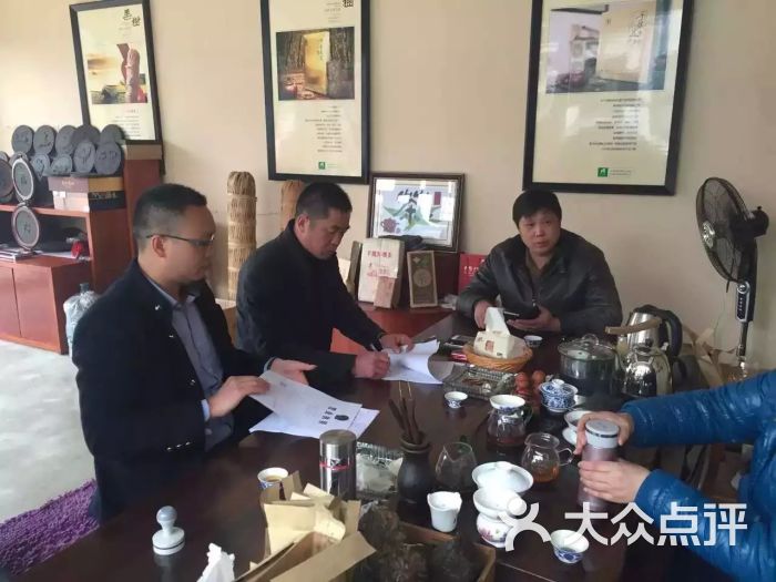 带客户在工厂喝茶