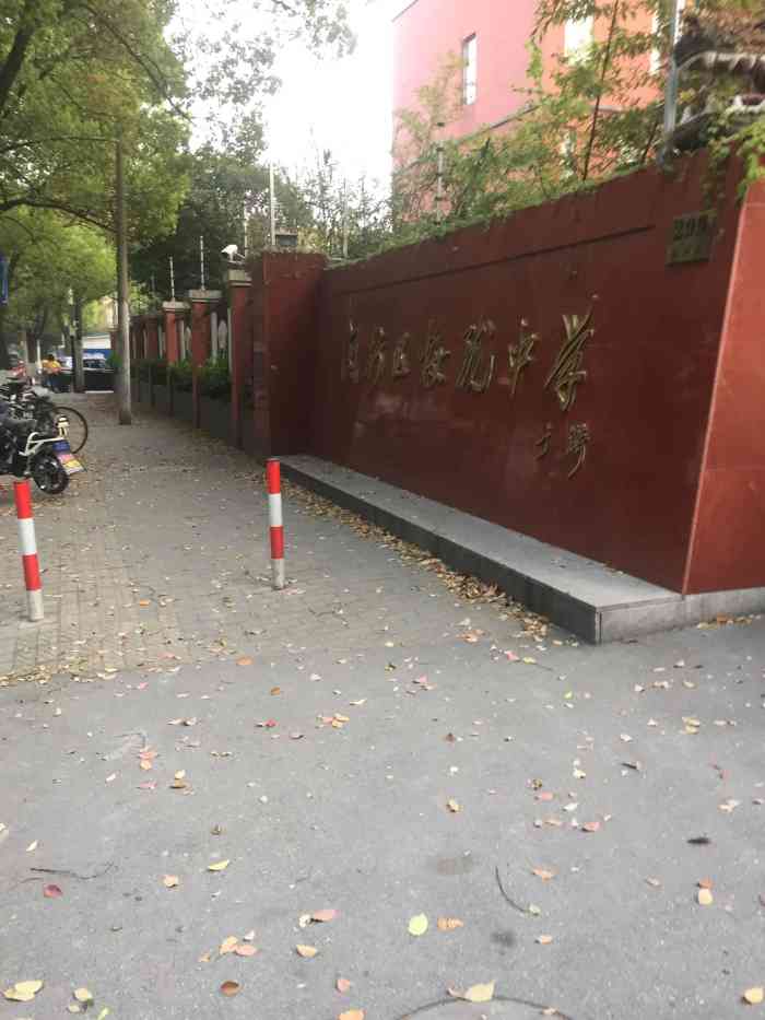 闵行区梅陇中学-"是坐落于镇西路上,与梅陇中心小学,.