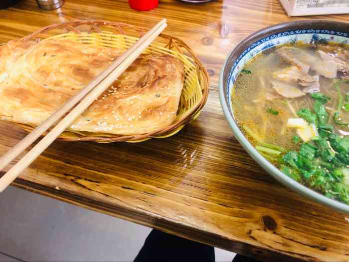 初次尝试点了标配:烧饼 牛肉粉丝汤「牛肉粉丝汤」牛肉属于薄切,给