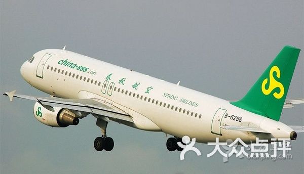 这次旅行下来最最大的败笔就是选择了春秋航空,算是吃一堑长一智了,列举以下不再选择春秋航空的几大理由: 一、行李额陷阱 大家都知道乘坐航班,行李基本分为随身行李和托运行李,一般来说托运行李20kg每人,然后每人可携带一件体积不超过20x40x55cm,重量不超过5kg的随身行李。 但春秋航空的行李额有特殊的规定,即为随身+托运行李15kg每人。如果像我这样不知情的话,那可就惨了哦,回程时候整个行李箱已经达到28kg了,加上随身空包就一共29kg了,行李超额的话当场补行李差额可是非常高价哦。。 购买行李价格我