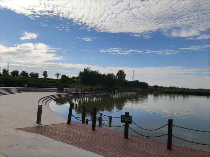 西安湖-"河堤路上有一处风景很美的地方,就是西安湖.