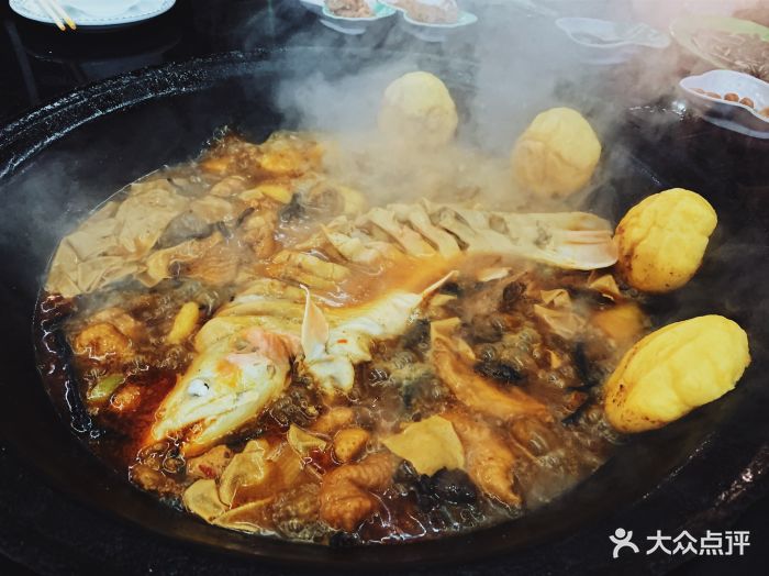 靠山屯铁锅炖松花江冷水鱼图片