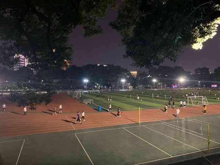 武汉大学风雨操场-"很好的体育场 里面有羽毛球室和球