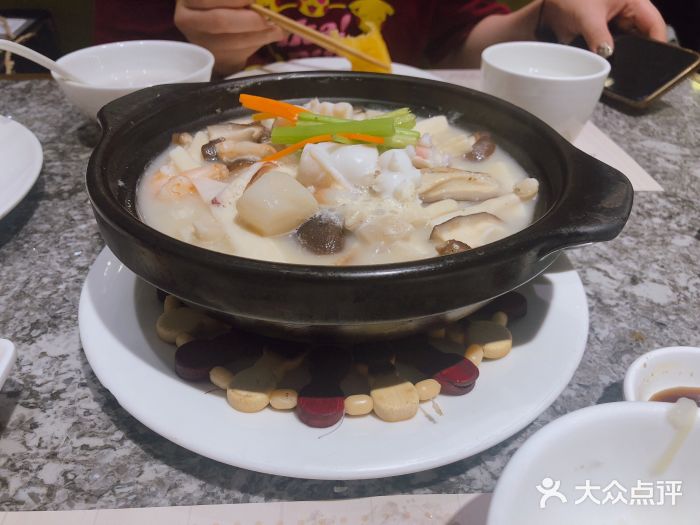 潮记1975点心·粤菜(合生汇店)三鲜浓汤杂菌煲图片