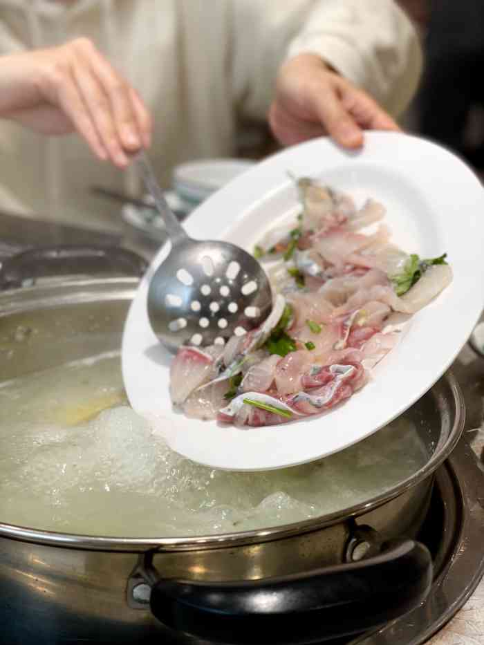 东升脆肉鲩专卖店(斗门店"位置,跟着导航开车去的,店铺是三家连在一