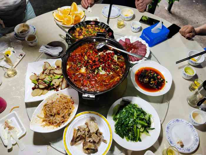 在阆中古城,离住宿很近,里面有堂子也有在外面用餐的地方,比较普通.
