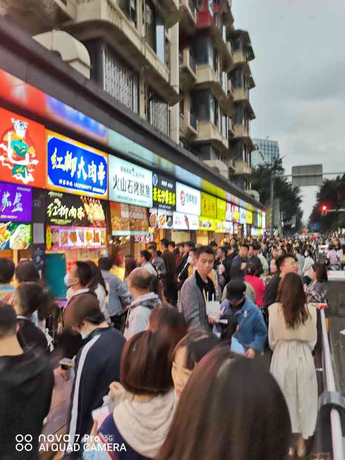 建设巷小吃街-"成都建设巷,是去成都旅游之前认识的当地人.