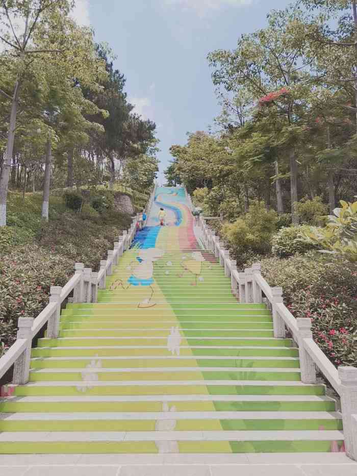 薛岭山公园"从健康步道直接到了薜岭山公园,很方便,满.
