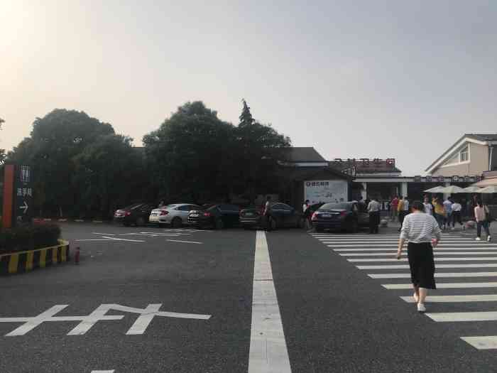 嘉善服务区停车场"嘉善服务区,上个厕所也要从里面绕一圈,为.