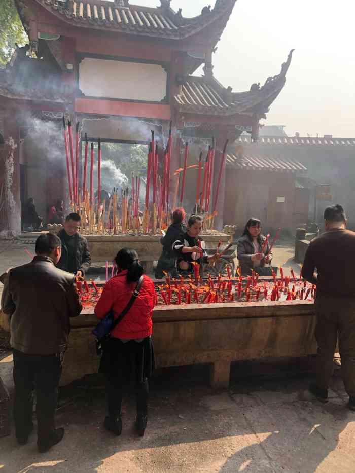 自贡青莲寺"自贡大安人从小的记忆吧.非常虔诚的地方.