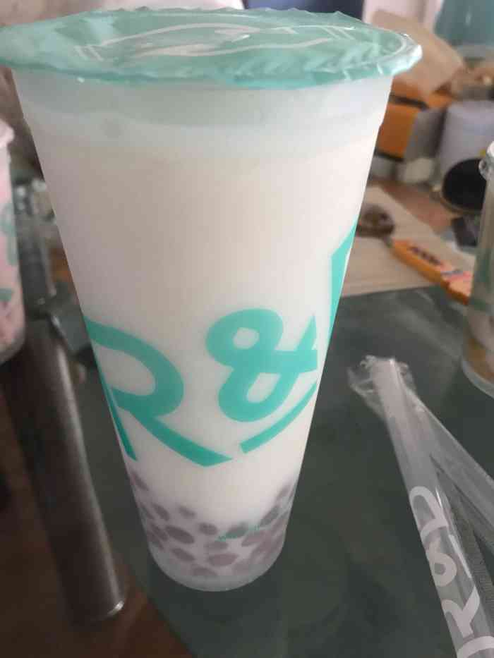 就有珍奶会所的店铺,我们就买了三杯回来尝尝 三杯分别是:芋圆白桃鲜