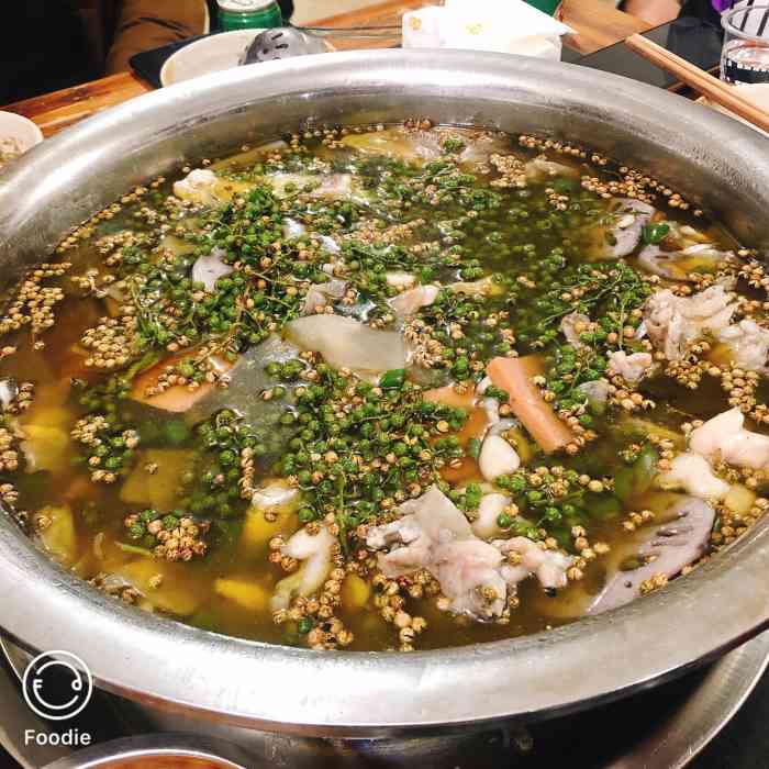 茅溪老火锅青椒鱼-"味道不错,作料很丰富,但锅底是收