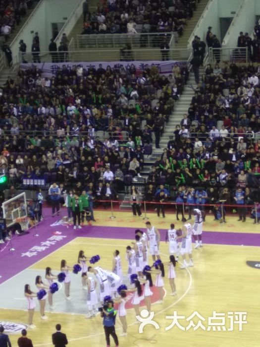 辽宁体育馆:来看篮球比赛…中伊…哎呀…火药