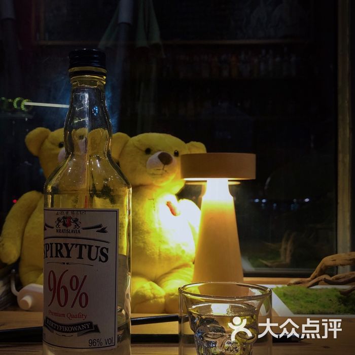 蜜罐熊酒吧
