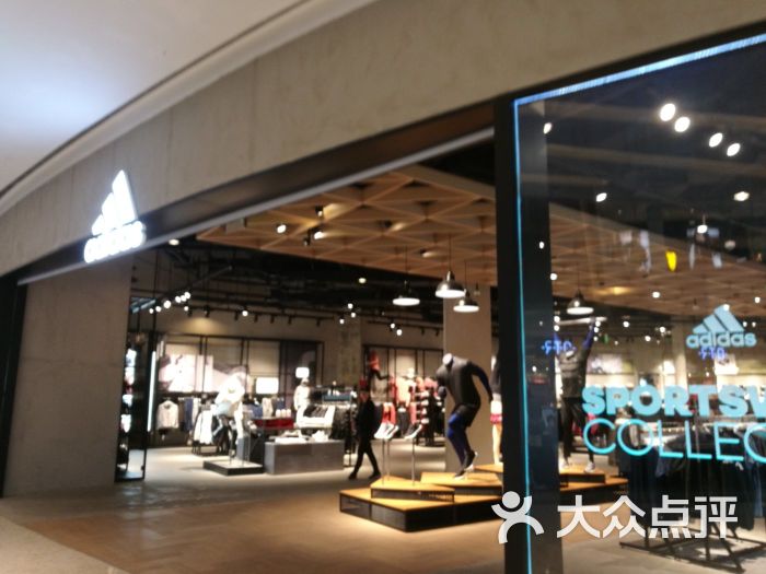 adidas:听朋友说这是苏州第一家旗舰店&n.苏州