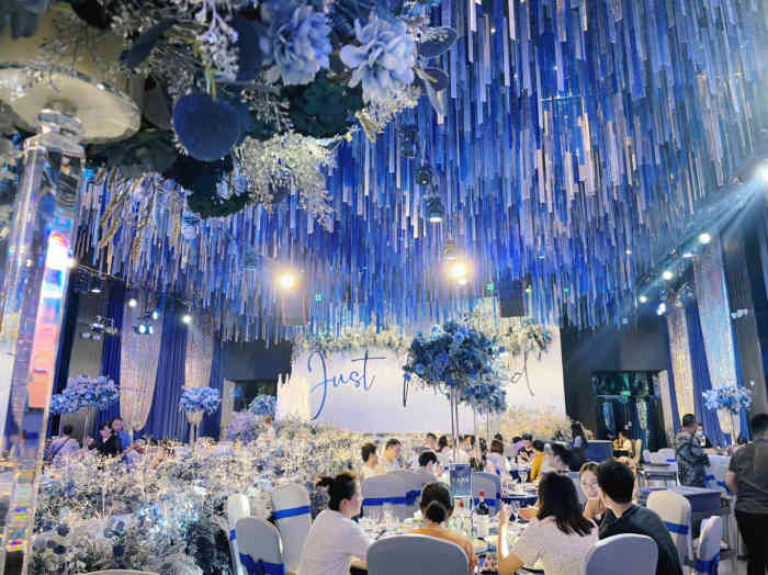 吉艾尼宴会中心"订在了1号厅.吉艾尼环境很好,桌数较多的.