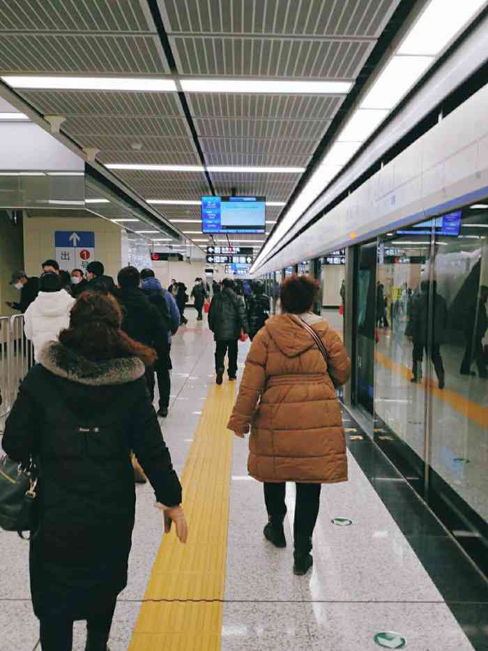 铁西广场(地铁站)-"沈阳大城市的地铁九号线,疫情期间人还是蛮.