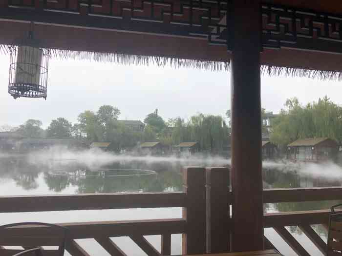 云凌草堂·湖景中餐厅-"这条路上还有一个祥和园和桂园,不知道做什.