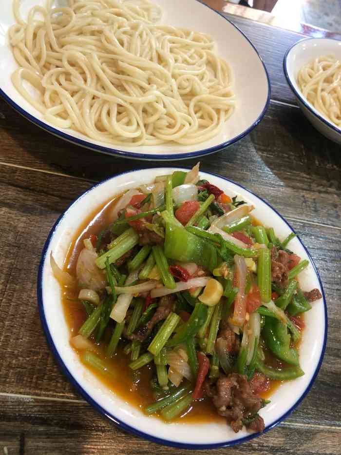 打分 大爱毛芹菜肉拌面,太好吃了啊啊啊啊啊啊 两个妹子点一份就够了
