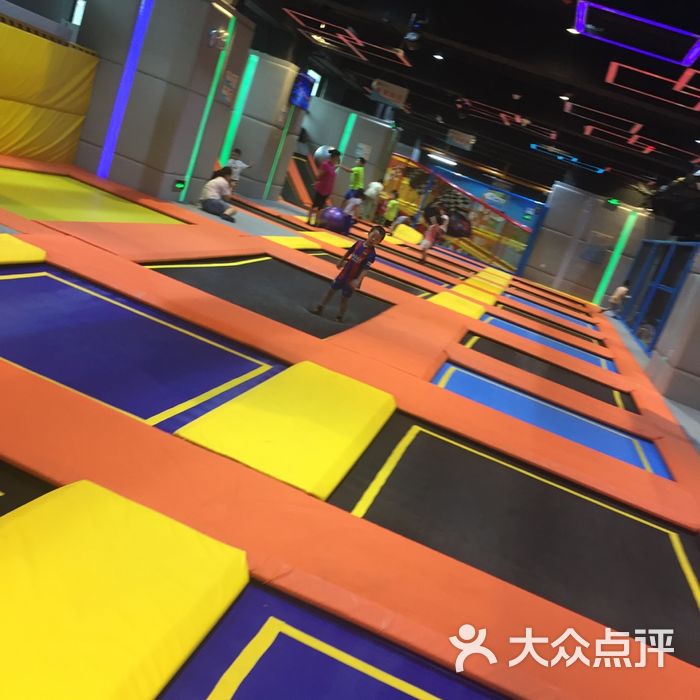 反弹蹦床公园