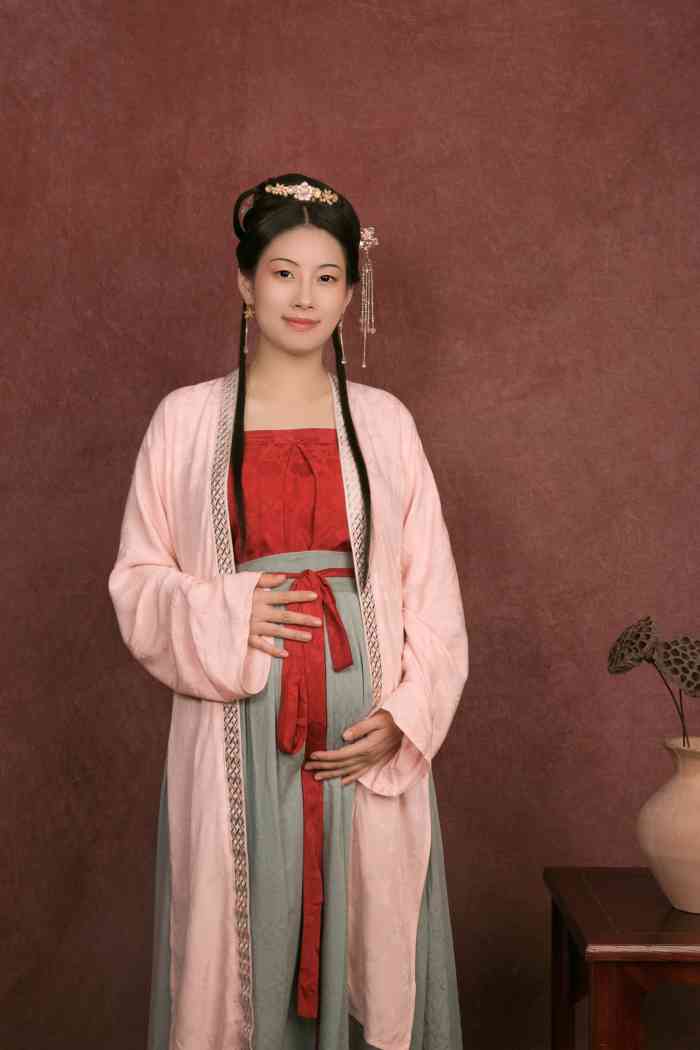 打分 一直很喜欢汉服,所以孕妇照就选择了汉服版本啦 找很喜欢的工作