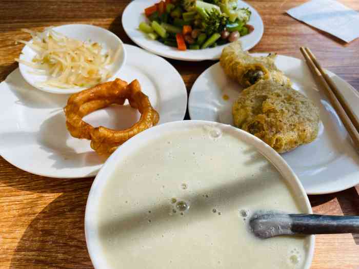 尹三豆汁(光明楼店)-"豆汁儿也是北京独具特色一道传统小吃,是由.